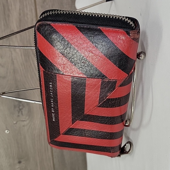 Marc by Marc Jacobs Red Black Leather Zip Around Wallet - Picture 3 of 12